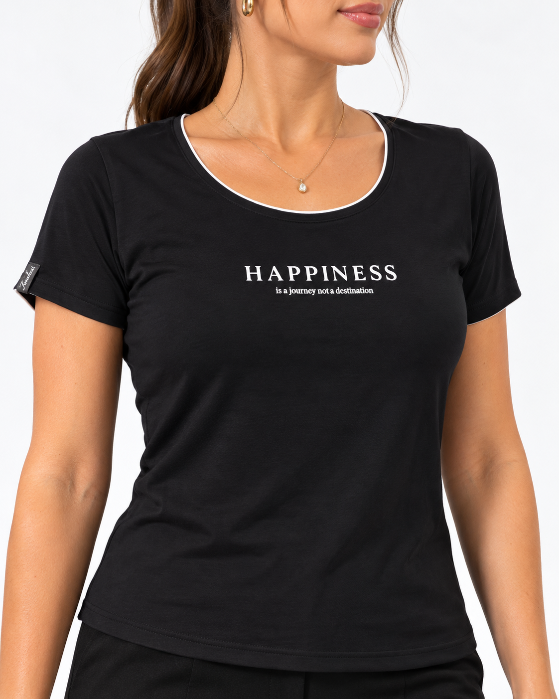 hopify-staged-uploads.storage.googleapis.com/tmp/78523302046/files/8be26e84-42b7-4a29-8379-c86584ae523f/blusa_preta_detalhe_20531.png